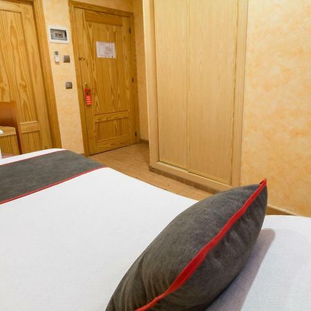Oyo Hotel Los Alamos Пласенсия Экстерьер фото