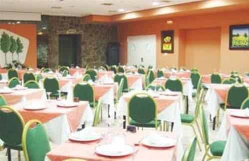 Oyo Hotel Los Alamos Пласенсия Экстерьер фото