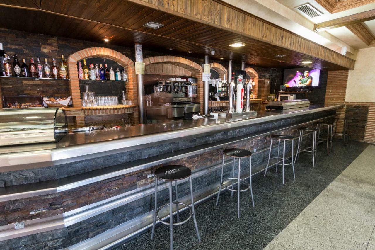 Oyo Hotel Los Alamos Пласенсия Экстерьер фото