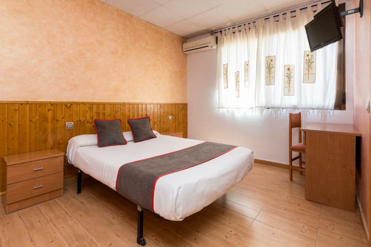 Oyo Hotel Los Alamos Пласенсия Экстерьер фото
