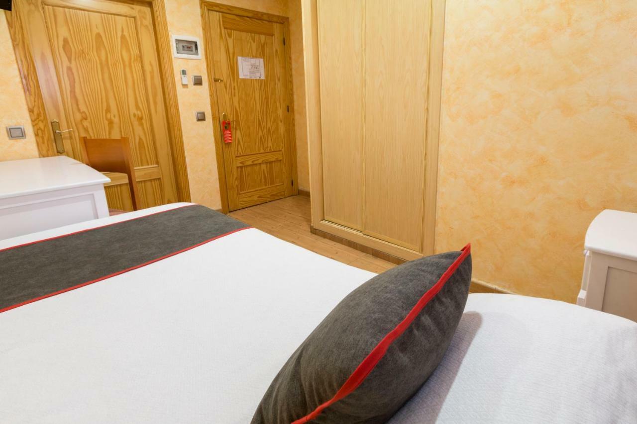 Oyo Hotel Los Alamos Пласенсия Экстерьер фото